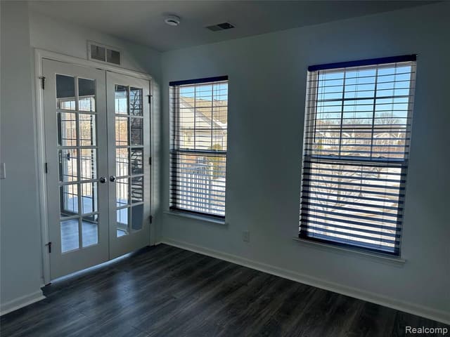Flexible living area with large windows