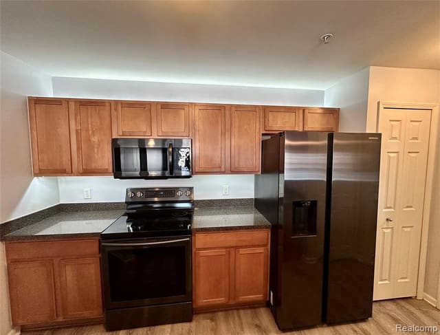 Kitchen peninsula with breakfast-bar overhang